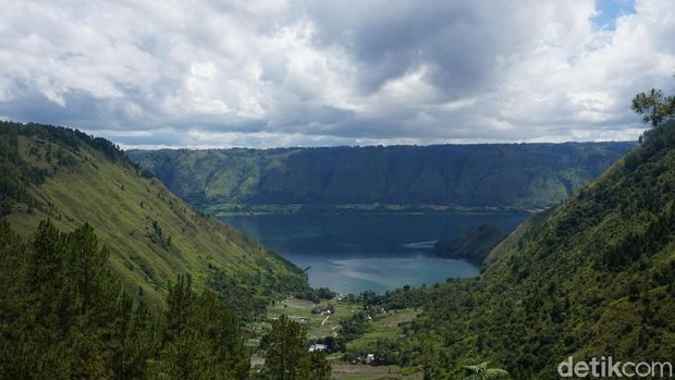 Pemandangan dari The Kaldera Glamping Danau Toba.