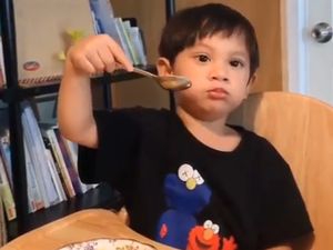 Pintarnya! Anak Andien, Kawa Bisa Kupas Telur Rebus Sendiri