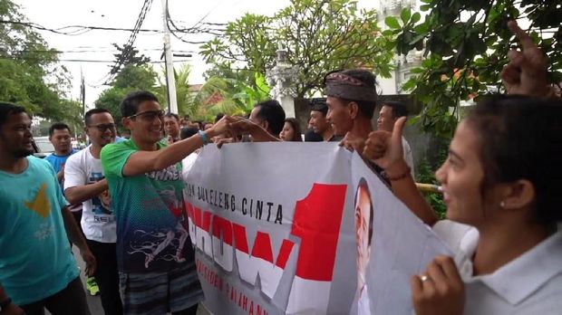 Tawa Sandi dalam Pose 1 Jari