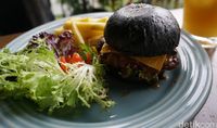 Royale Bakery and Cafe: Ngemil Cake dan Makan 'Ninja Burger' di Kafe Instagrammable