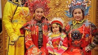 Masih di China, pegulat UFC asal AS itu mengunjungi Forbidden City dan berpose dengan pakaian tradisional China bersama keluarganya (Instagram/karatehottiemma)