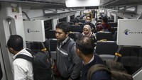 Sejumlah penumpang berjalan keluar dari kereta api bandara di stasiun BNI City, Jakarta, Selasa (9/4/2019). Setelah beroperasinya MRT Jakarta dan integrasi antar moda transportasi (KA Bandara, MRT, Transjakarta dan Communer line) jumlah penumpang kereta api bandara mengalami peningkatan sebesar 11 persen. Foto: AntaraFOTO/Nova Wahyudi