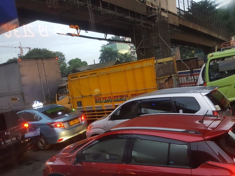 Truk Patah Sasis di Dekat GT Cikunir 2, Tol Arah Jakarta Macet 9 Km Truk Patah Sasis di Dekat GT Cikunir 2, Tol Arah Jakarta Macet 9 Km