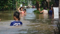Banjir melanda 5 desa di 3 kecamatan wilayah Kabupaten Jombang, Jawa Timur, Selasa (9/4/2019). Ketinggian air yang sempat merendam permukiman penduduk mencapai 1 meter. Antara Foto/Syaiful Arif.