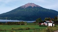Gunung berapi ini tingginya mencapai 3.805 mdpl dan menjadi gunung tertinggi di Pulau Sumatera, serta gunung berapi tertinggi di Indonesia (BBTNKS)