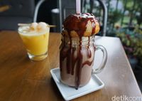 Royale Bakery and Cafe: Ngemil Cake dan Makan 'Ninja Burger' di Kafe Instagrammable