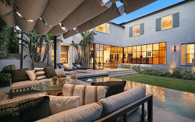 Ini merupakan rumah pertama mereka sebagai pasangan menikah, jadi suatu hal yang besar. Mereka menyewa desainer untuk merenovasi rumah. Proyek menyenangkan bagi mereka, kata sumber seperti dikutip dari People. Foto: Instagram/@hiltonhyland