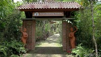 Taman Gandrung Terakota berada di Jiwa Jawa Resort, sebuah penginapan bernuansa seni di Desa Taman Sari, Kecamatan Licin, Kabupaten Banyuwangi. (Rachman Haryanto/detikcom)
