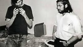 Kami pertama kali bertemu tahun 1971 saat aku kuliah dan dia SMA. Seorang teman berkata aku harus menemuinya karena dia suka elektronik. Dia mengenalkanku pada Jobs, kisah Woz. Foto: istimewa