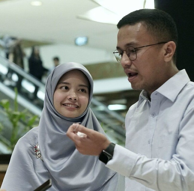 Pada salah satu unggahannya di Instagram, Davrina mengaku suka menonton bola bersama sang suami, Faldo Maldini. Mereka pun sering terlihat berpose romantis di media sosial. Foto: Instagram/DavrinaRianda