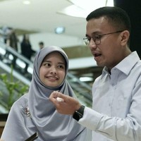 Pada salah satu unggahannya di Instagram, Davrina mengaku suka menonton bola bersama sang suami, Faldo Maldini. Mereka pun sering terlihat berpose romantis di media sosial. Foto: Instagram/DavrinaRianda