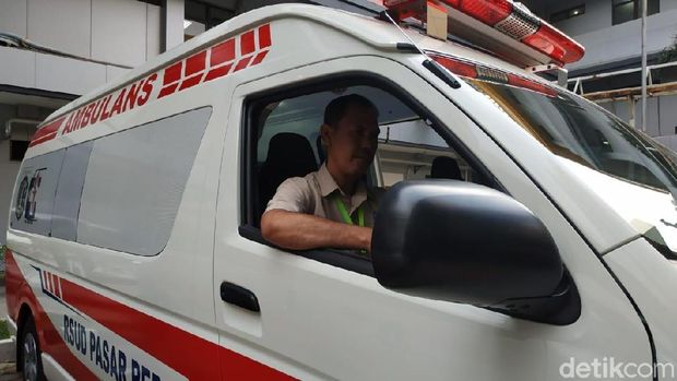 Suka Duka Relawan Memandu Mobil Ambulans