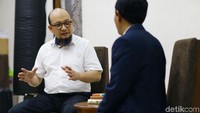 12 April 2017, Novel dibawa ke Singapura untuk menjalani operasi. Dia pun menjalani perawatan secara intensif di Singapura pasca operasi. Saat masih dirawat di Singapura itu Novel sempat memberi keterangan soal sosok jenderal yang diduga menjadi dalang teror air keras itu. Hal itu disampaikan Novel kepada media AS TIME. Polisi pun meminta Novel melaporkan informasi itu. Polri mengerahkan Densus hingga Inafis untuk mengungkap kasus Novel. Polri juga mengirim tim ke Singapura untuk mengkonfirmasi pernyataan soal jenderal.