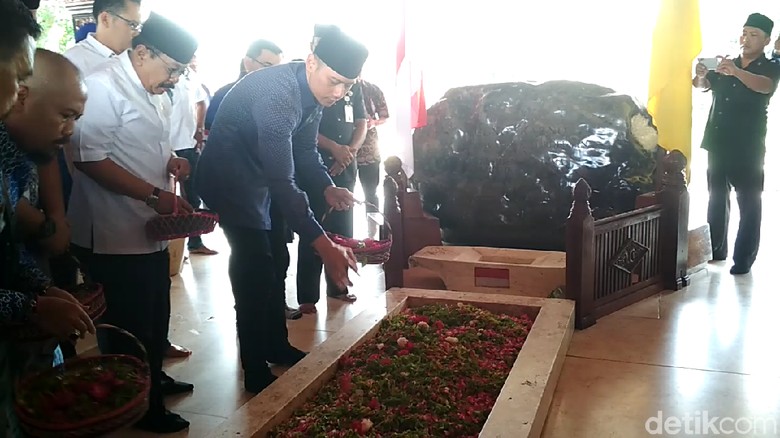 Ziarah Ke Makam Bung Karno, AHY: Revolusi Bangsa Harus Kembali ke Relnya Ziarah Ke Makam Bung Karno, AHY: Revolusi Bangsa Harus Kembali ke Relnya