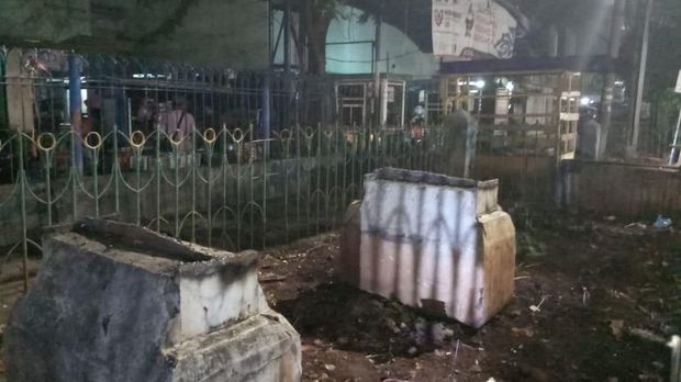 Beton sisa pondasi JPO.