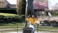 Sama seperti orang-orang pada umumnya, Michelle Waterson juga suka traveling keliling dunia. Ini saat dia berfoto di monumen Rocky Balboa, Philadelphia (Instagram/karatehottiemma) 