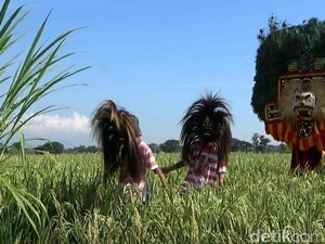 Di Ponorogo Ada Pertunjukan Reog di Tengah Sawah Lho..