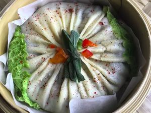 Restoran Ini Sajikan Xiao Long Bao Raksasa dengan Isian Ramen Kuah
