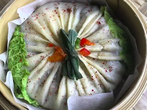 Restoran Ini Sajikan Xiao Long Bao Raksasa dengan Isian Ramen Kuah