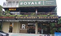 Royale Bakery and Cafe: Ngemil Cake dan Makan 'Ninja Burger' di Kafe Instagrammable