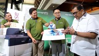 Pelaku UMKM di sektor industri kreatif semakin dituntut untuk menciptakan tampilan produk yang berkualitas untuk dipasarkan. Digital Print on Demand memungkinkan para pelaku UMKM untuk mengembangkan tampilan produk yang ditawarkan secara fleksibel dan berkualitas. Foto: dok. Astragraphia