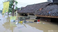 Di sejumlah titik ketinggian banjir nyaris mencapai atap rumah warga.