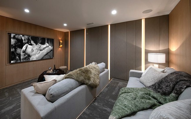 Terdapat perpustakaan kecil, ruang keluarga juga ruang tamu dengan perapian mewah terbuat dari marmer. Foto: Instagram/@hiltonhyland