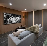 Terdapat perpustakaan kecil, ruang keluarga juga ruang tamu dengan perapian mewah terbuat dari marmer. Foto: Instagram/@hiltonhyland