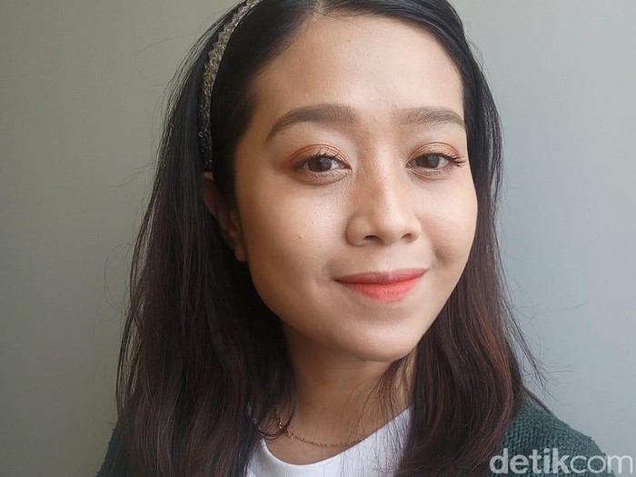 Hasil di wajah setelah memakai Cushion Compact Rollover Reaction. Foto: Kiki Oktaviani/Wolipop Hasil di wajah setelah memakai Cushion Compact Rollover Reaction. Foto: Kiki Oktaviani/Wolipop