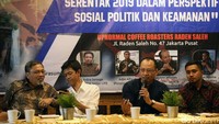 Prof. Dr. Indria Samego (Pengamat Politik Senior LIPI), Adjie Alfaraby (Peneliti LSI Denny JA), Karyono Wibowo (Pemerhati Sosial dan Kebangsaan/Direktur IPI), Stanislaus Riyanta (Pengamat Intelijen dan Keamanan) saat menjadi pembicara dalam diskusi di Jakarta, Selasa (9/4/2019).