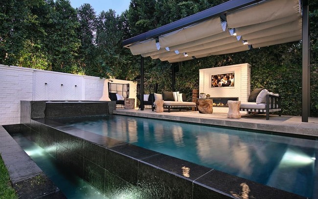 Rumah berkonsep open space yang didominasi elemen kayu ini diberi nama The Tropics. Desain rumah dibuat dengan gaya klasik ala Hollywood namun diberi sentuhan modern. Foto: Instagram/@hiltonhyland