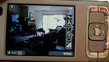 Ini saat N95 menjepret foto. N95 begitu dipenuhi dengan fitur high end yang kadang terasa ia berasal dari masa depan. Ini adalah ponsel kamera 5 megapixel pertama yang masuk pasar AS, ponsel camcorder yang layak, ponsel musik terbaik dan satu-satunya ponsel Symbian yang sangat cepat, tulis Segan dalam review N95 beberapa saat setelah handset ini dipasarkan. Foto: Gizmodo