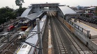 Kereta Api melintasi jalurnya di Kawasan Cipinang, Jakarta Timur, Selasa (9/4/2019).