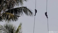 TNI menggelar latihan dan simulasi penanggulangan terorisme yang melibatkan pasukan gabungan dari Satuan-81 (Sat-81) Kopassus TNI AD, Detasemen Jalamangkara (Denjaka) TNI AL, dan Satbravo-90 Paskhas TNI AU.