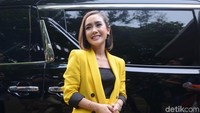 Cita tampil dengan blazer dan celana kuning sesuai dengan partai tersebut. Pool/Ismail/detikFoto.