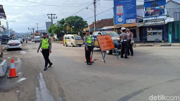 Longsor Putus Akses Jalur Majalengka-Kuningan, Lalin Dialihkan