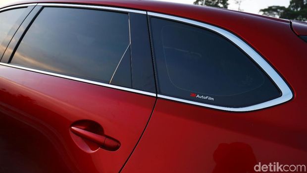 Pantulan sinar matahari di bodi CX-9
