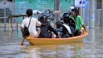 Begini Ragam Aktivitas Warga Bandung Ditengah Banjir