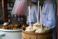 Restoran Ini Sajikan Xiao Long Bao Raksasa dengan Isian Ramen Kuah