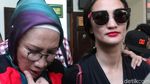 Atiqah Dampingi Ratna Sarumpaet Masuk Ruang Sidang