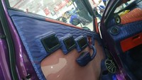 Bukan cuma audio, bagian dalam mobil nya juga sudah di desain sedemikian rupa untuk mempermanis interior mobil dengan perpaduan warna merah dan ungu. Interior full Murano, Jok custom berbahan acrylic, ungkap Tanting. Foto: Ridwan Arifin