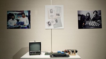 Tampak dalam sebuah lelang Apple 1, foto Steve Jobs dan Steve Wozniak turut dipajang. Foto: Getty Images