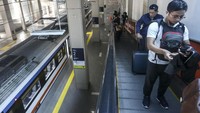 Stasiun BNI City memang terlihat tampak ada beberapa penumpang yang memadati stasiun yang terletak di Kelurahan Kebon Melati, Tanah Abang, Jakarta Pusat itu. Para penumpang tersebut tampak membawa sebuah koper ataupun tas berukuran besar untuk bepergian. Foto: AntaraFOTO/Nova Wahyudi