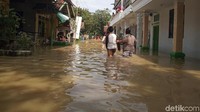 Kondisi banjir terparah terjadi di Desa Kenangan, Kecamatan Indramayu. Ketinggian air di wilayah tersebut mencapai 1 meter. Sementara itu, lanjut dia, ketinggian air rata-rata sekitar 50 cm di wilayah lain yang terdampak banjir.