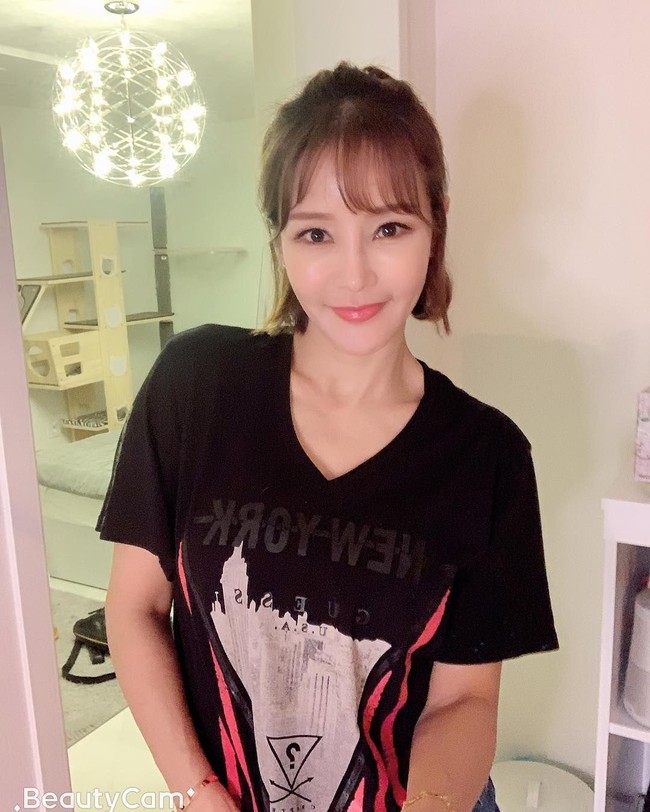 Di usianya yang hampir berusia 47 tahun, Mina bisa dibilang awet muda. Beberapa waktu lalu, wanita memulai karier sebagai penari latar itu tampak memotong rambutnya jadi pendek yang membuat penampilan Mina lebih muda. Foto: Instagram @minakorea