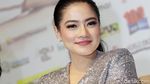 Titi Kamal Jadi Emak-emak Blink-blink