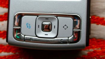 Berstatus ponsel premium, harga N95 pun mencekik leher. Di awal peluncurannya, ia dibanderol sekitar USD 730 atau di kisaran Rp 9,5 juta. Di awal 2010 pun, harganya tercatat masih di kisaran USD 400. Tapi itulah harga yang dirasa pantas dengan segenap kemampuan yang diusung N95. Foto: Gizmodo