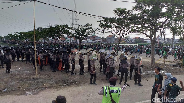 Paksa Masuk Stadion, Massa Suporter Bentrok dengan Polisi Paksa Masuk Stadion, Massa Suporter Bentrok dengan Polisi