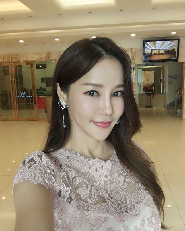 Shim Min A atau yang dikenal sebagai Mina adalah seorang penyanyi asal Korea Selatan. Mina jadi perbincangan karena hubungannya dengan Ryu Phillip. Alasannya karena Phillip lebih muda 17 tahun darinya. Foto: Instagram @minakorea