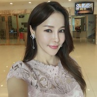 Shim Min A atau yang dikenal sebagai Mina adalah seorang penyanyi asal Korea Selatan. Mina jadi perbincangan karena hubungannya dengan Ryu Phillip. Alasannya karena Phillip lebih muda 17 tahun darinya. Foto: Instagram @minakorea